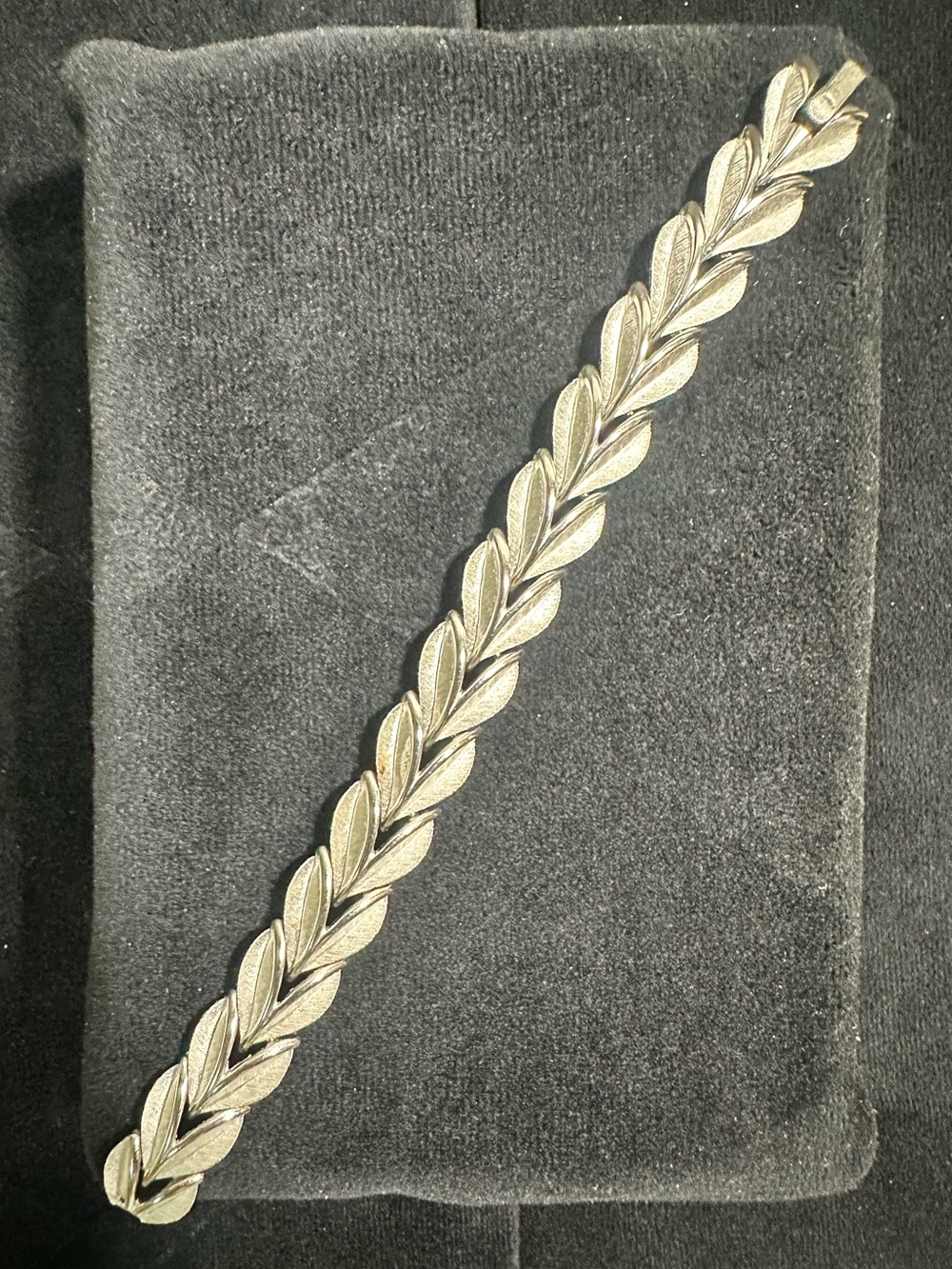 Vtg: Crown Trifari Etched Leaf Link Bracelet accented with polished highlights